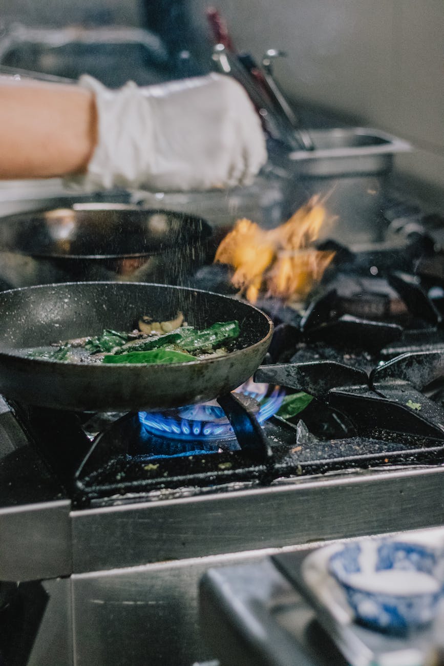 Esqueceu o almoço no fogo? A gente te explica como limpar Panela Queimada